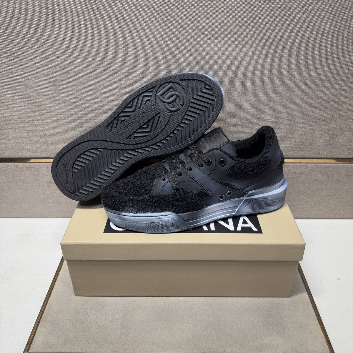 Dolce & Gabbana Black Textured Low-Top Sneakers — detail