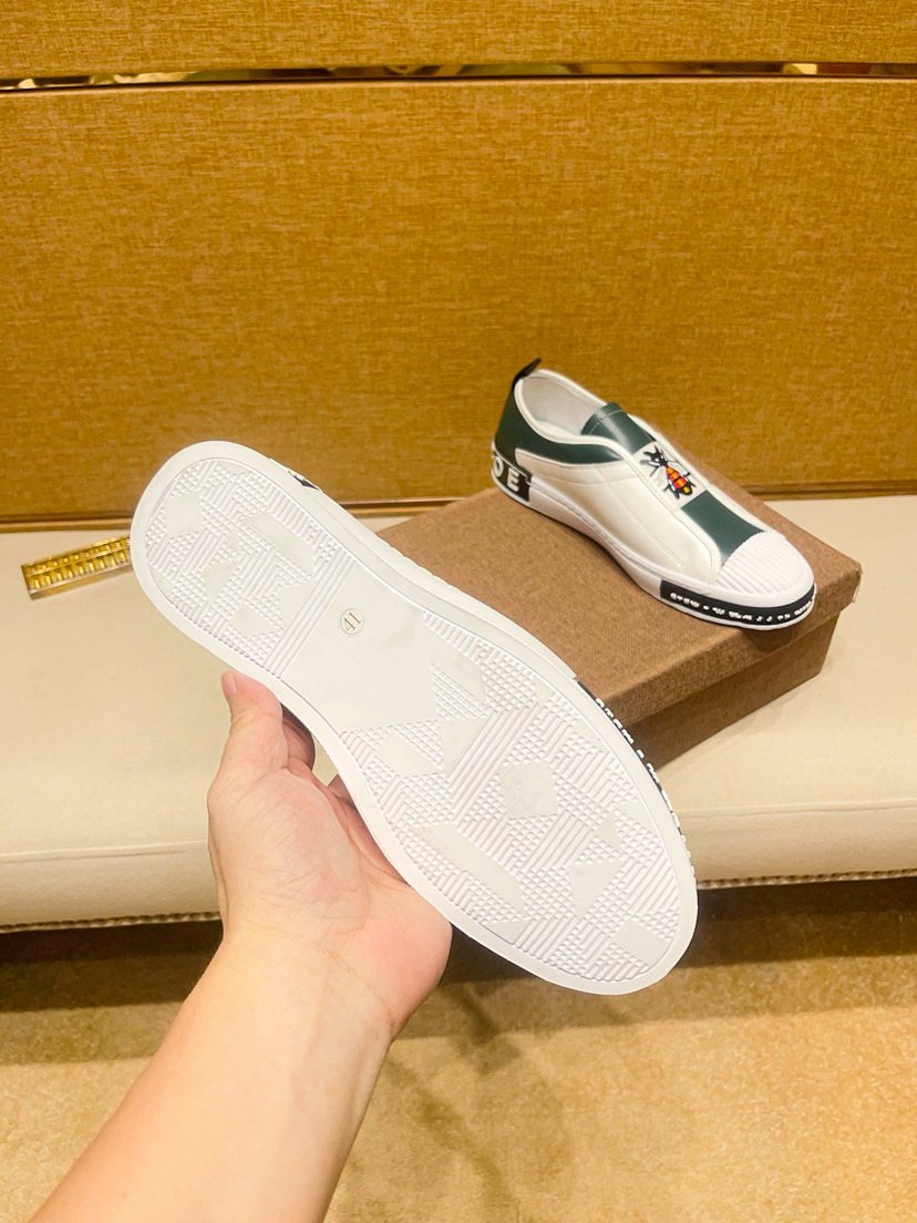 White & Dark Green Embroidered Slip-On Shoes — detail