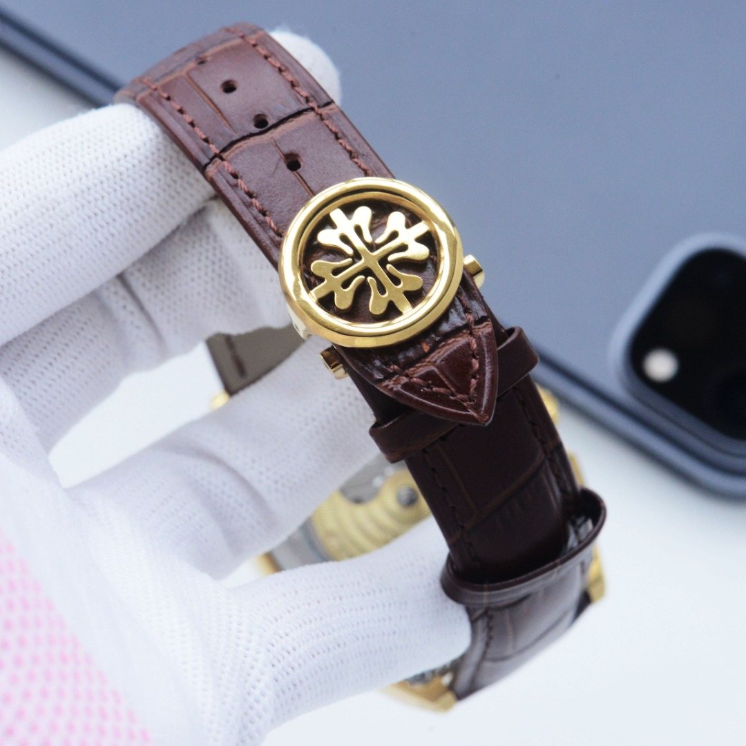 Vacheron Constantin Gold Brown Strap Watch — detail