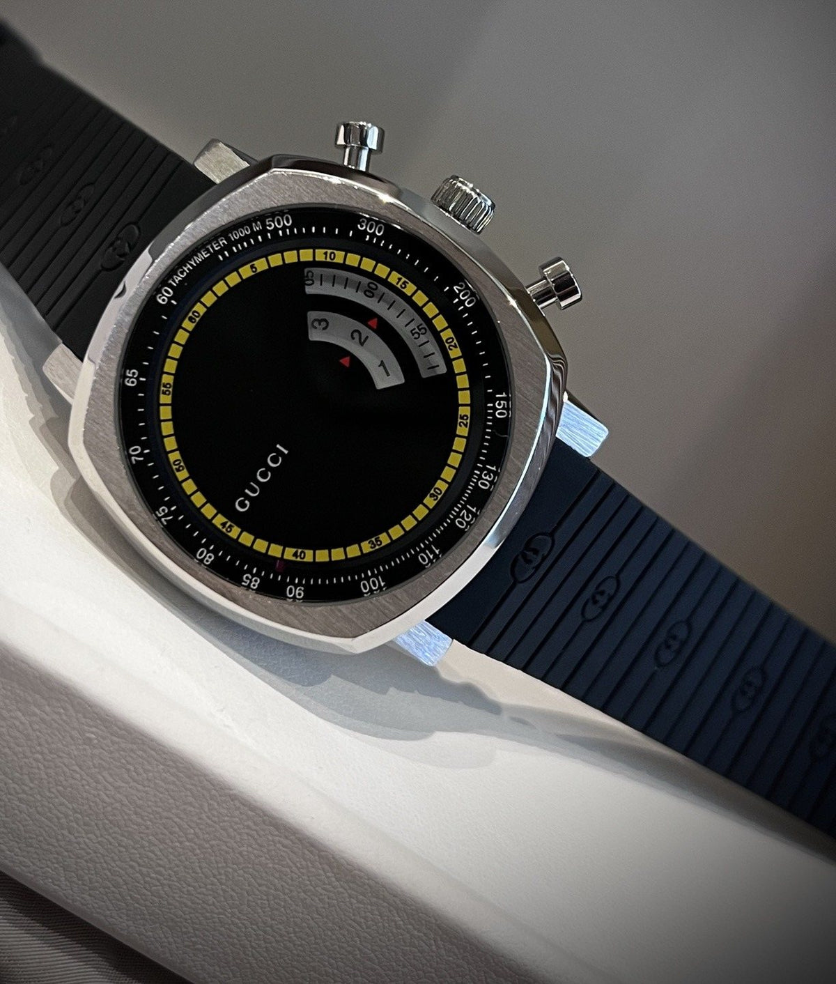 Gucci Silver Black Dial Strap Watch — hero