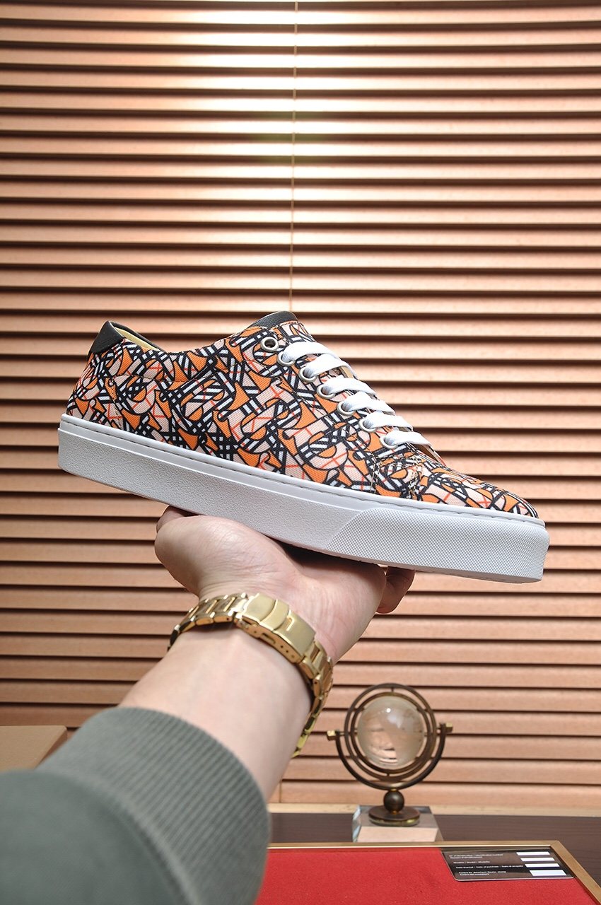 Burberry Geometric-Print Low-Top Sneakers — model