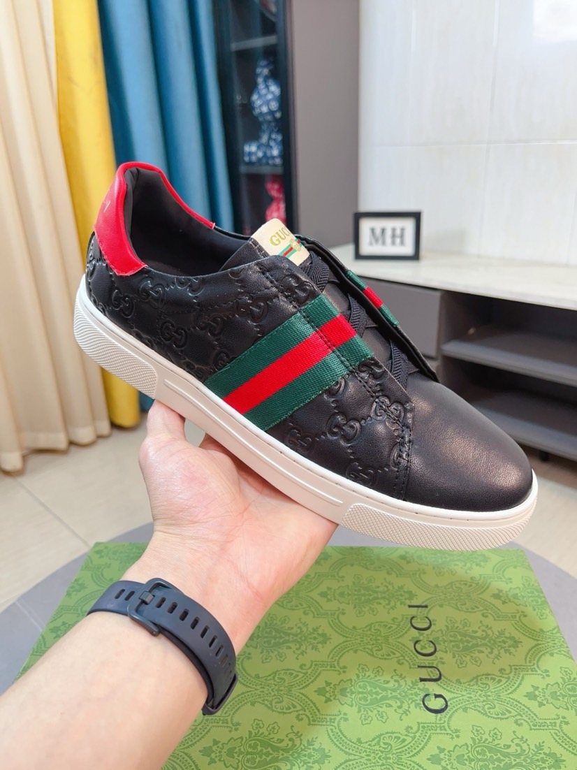Gucci Black Stripe Low-Top Sneakers — model