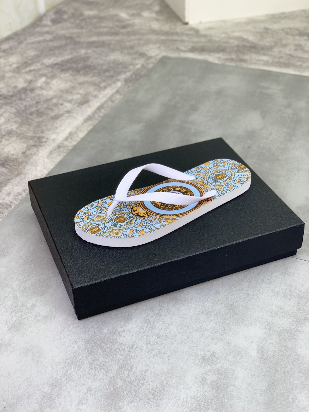 微商相册测试鞋子-Versace Light Blue Patterned Flip-Flops — front
