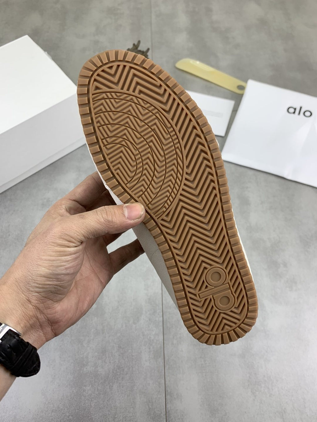 微商相册测试鞋子-Alo Gum Sole Low-Top Sneakers — side